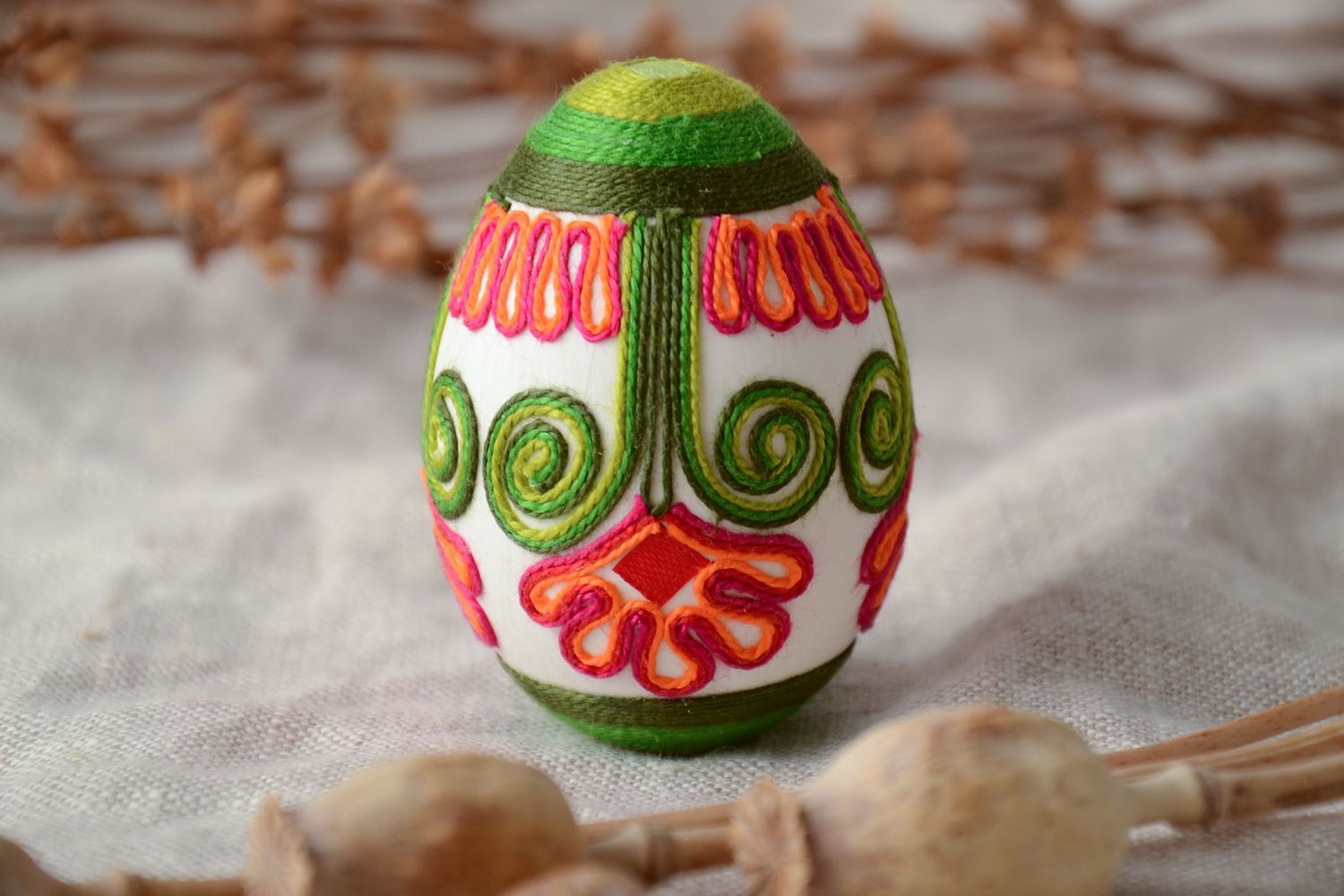 Oeuf de Pâques fait main décoratif entouré de fils de soie multicolore original photo 1