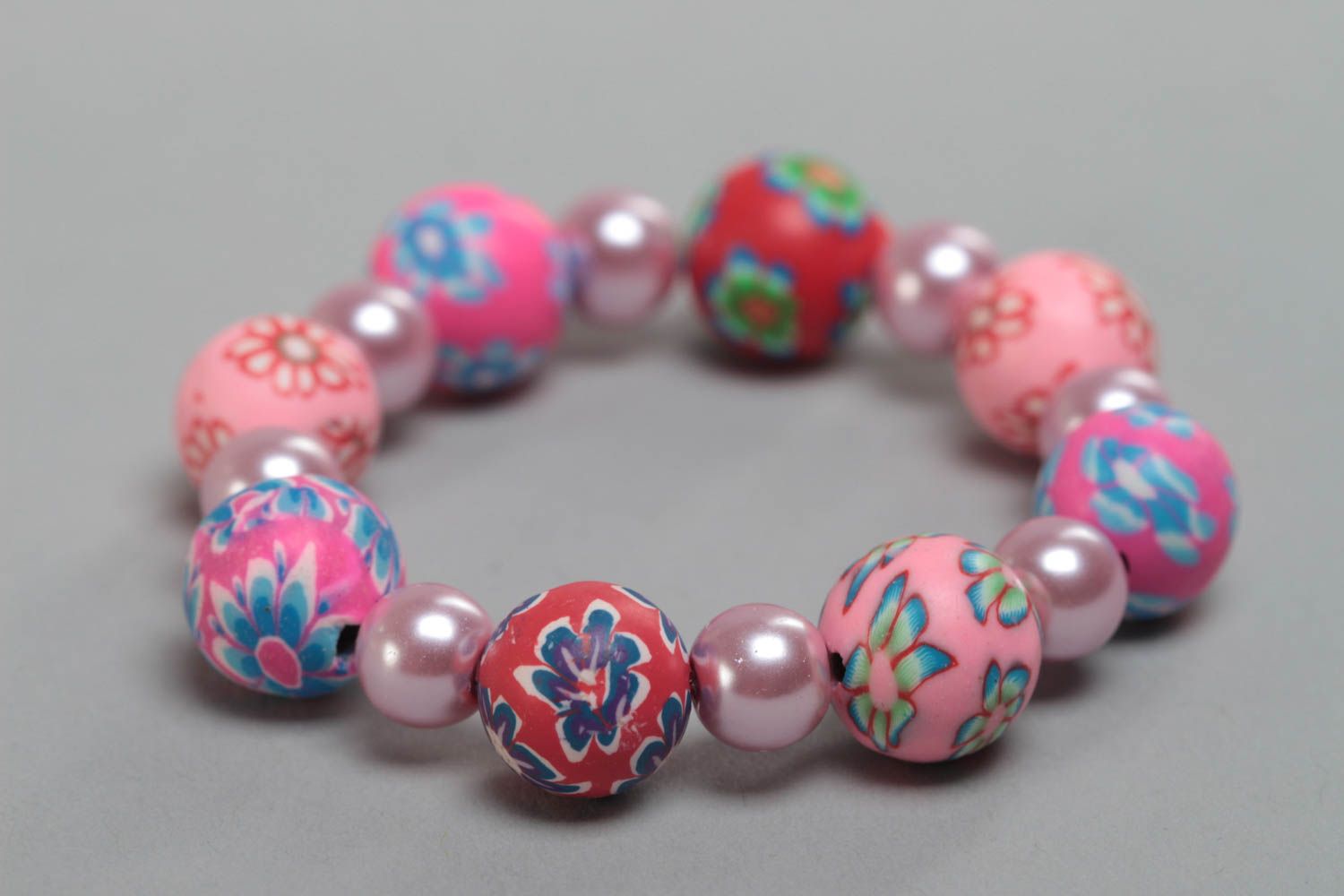 Pink handmade designer children's polymer clay bead bracelet with flower pattern photo 2