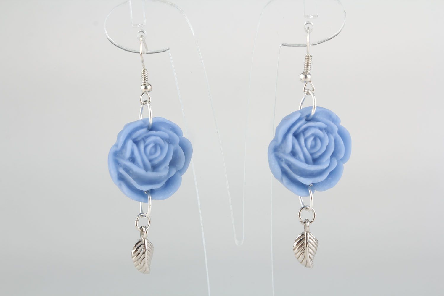 Boucles d'oreilles en argile polymère faites main Rose bleu photo 3
