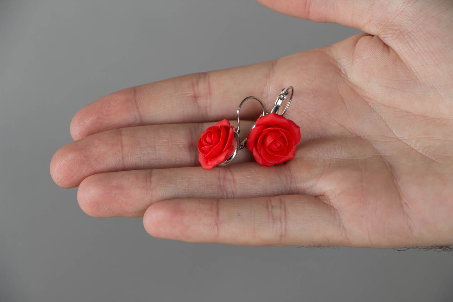 Boucles d'oreilles artisanales en forme de roses rouges photo 4