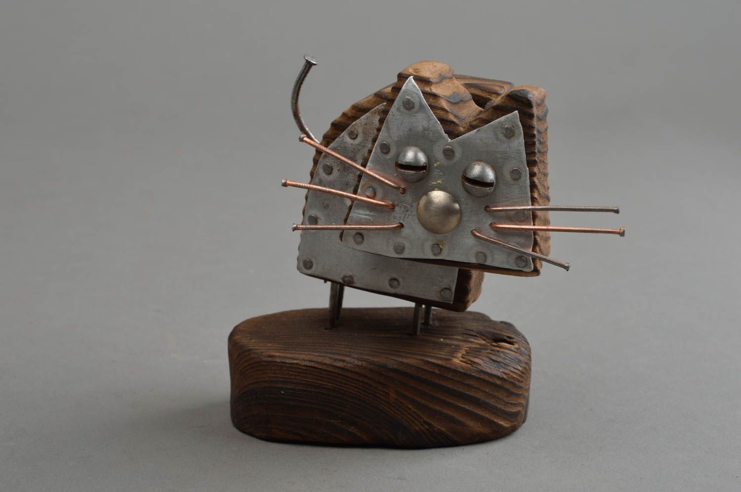 Originelle geschnitzte handgemachte Figurine aus Holz Katze mit Metall foto 2