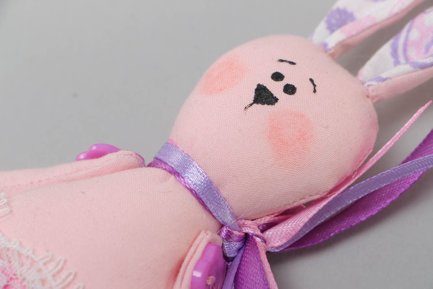 Мягкая игрушка зайка розовая в юбке с длинными ушами маленькая ручной работы фото 3