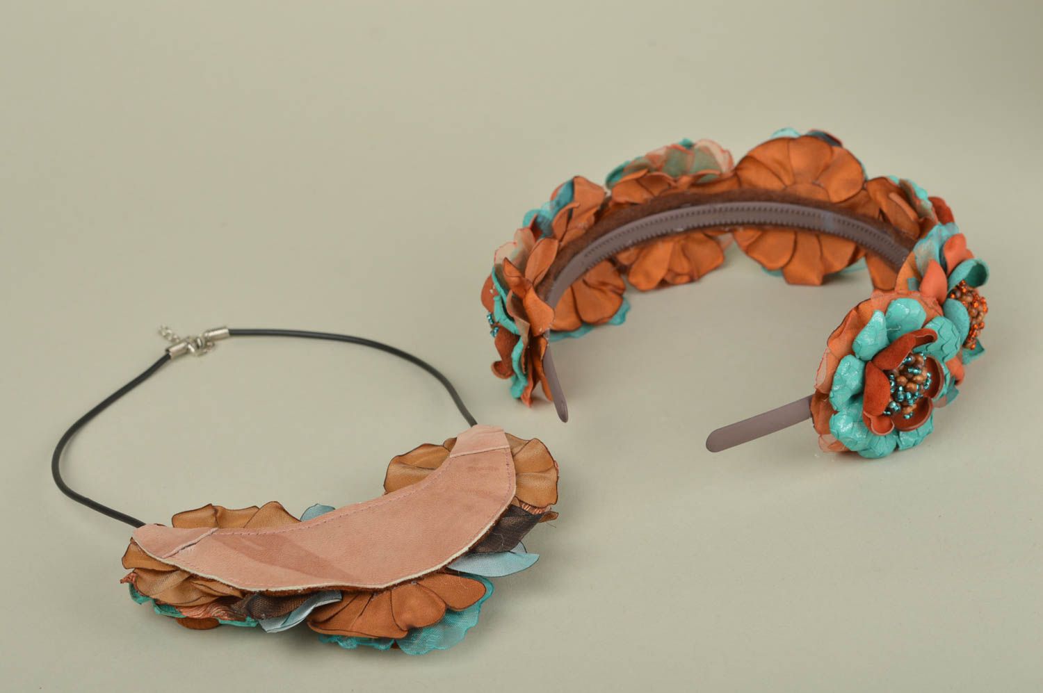 Set de bisutería hecho a mano collar artesanal de cuero diadema para el pelo foto 5