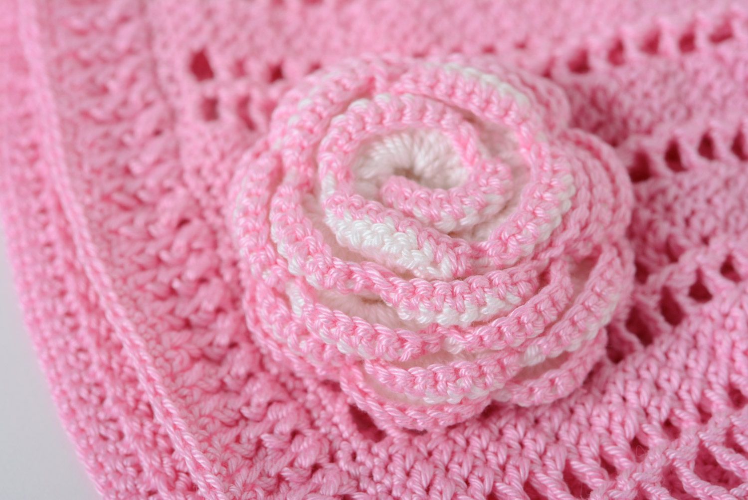 Bonnet pour fille rose ajouré tricoté au crochet en coton fait main avec fleur photo 2