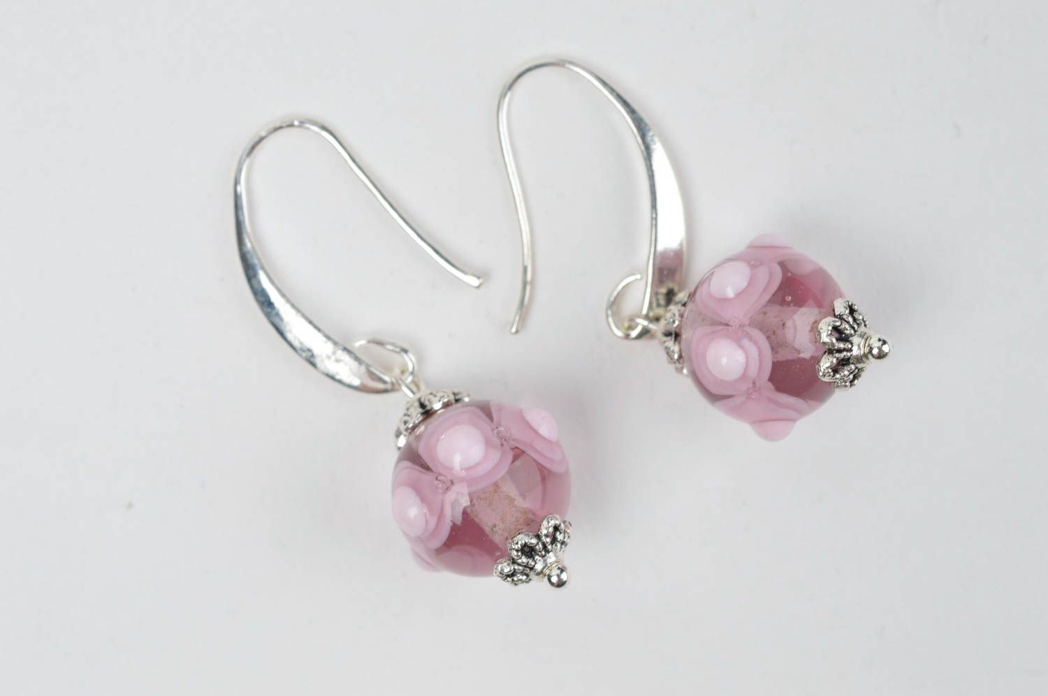 Boucles d'oreilles pendantes Bijou fait main en verre Cadeau femme boules roses photo 3