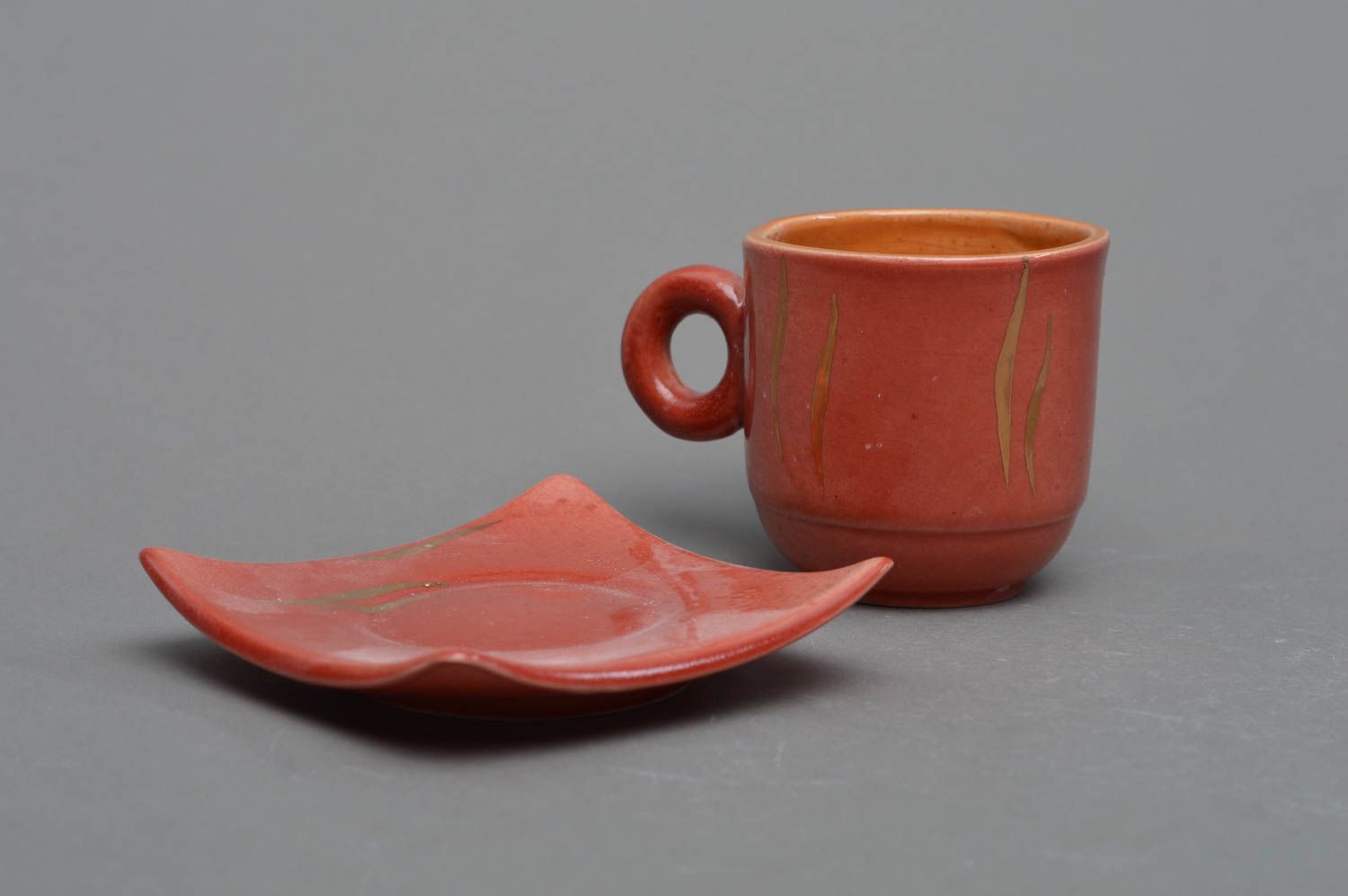 Красивая чашка из фарфора ручной работы с блюдцем расписанная глазурью фото 3