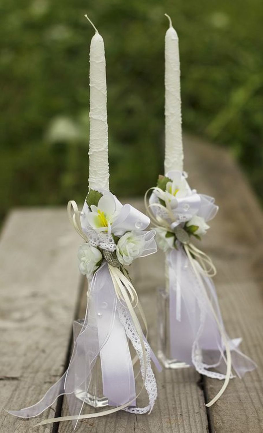 Hochzeitskerze mit weißen Bändern foto 3