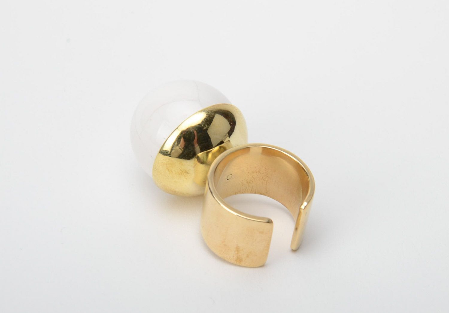 Незамкнутое кольцо из металла и фаянса белое ручной работы женское оригинальное фото 2