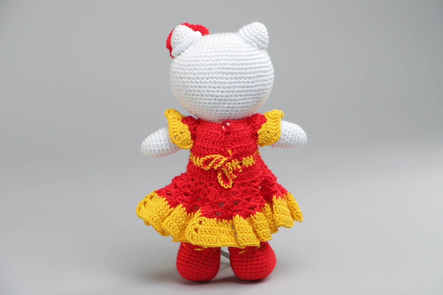 Peluche chatte en robe rouge tricotée au crochet faite main originale pour fille photo 4