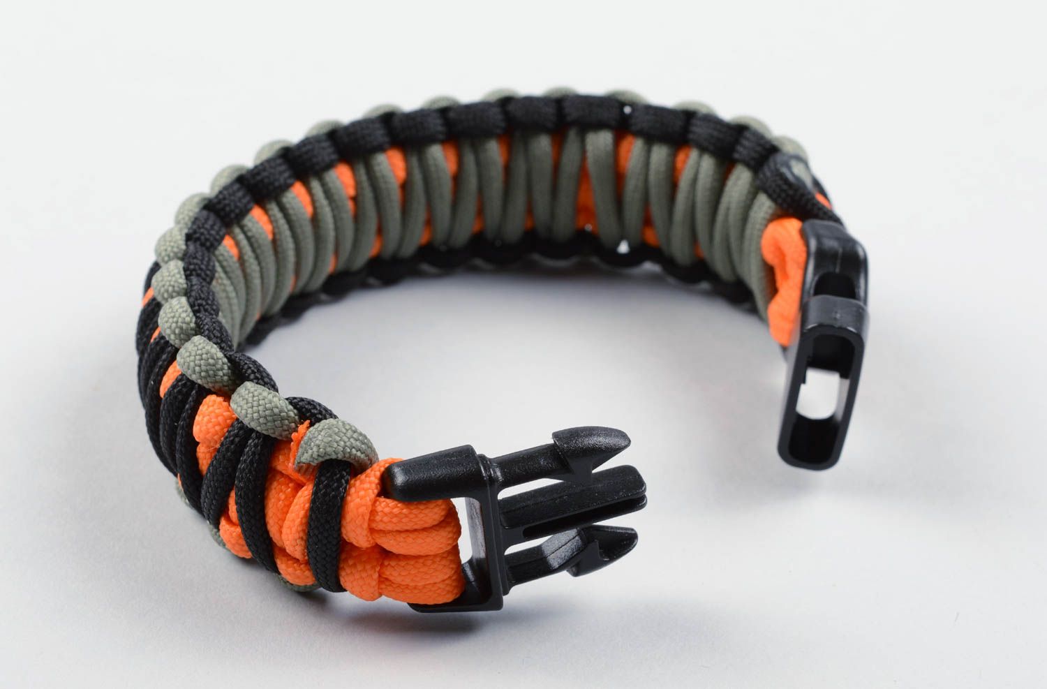 Bracelet paracorde Bijou fait main orange Accessoire homme design de créateur photo 3