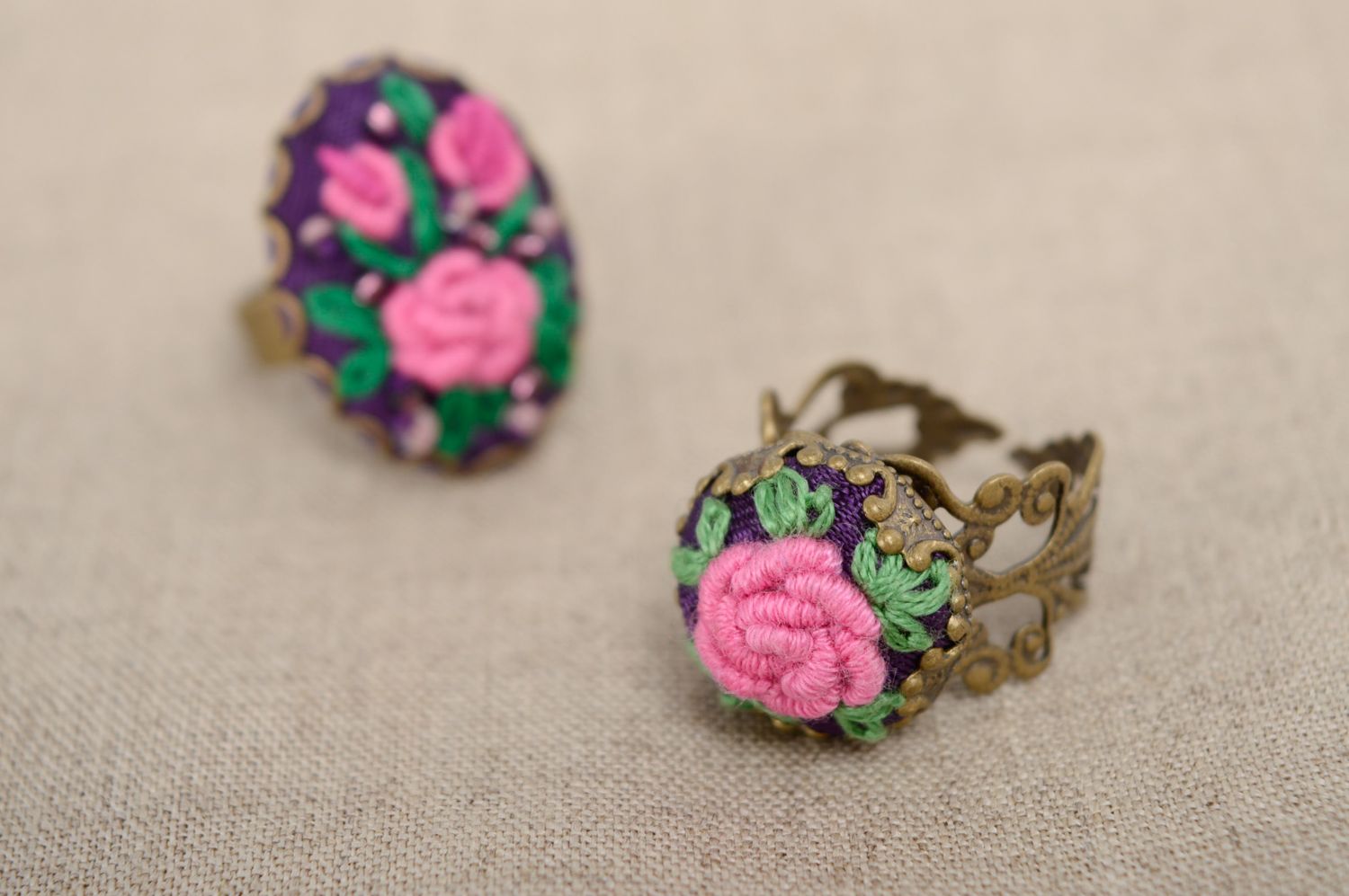 Металлическое кольцо с вышивкой рококо Чайная роза фото 5