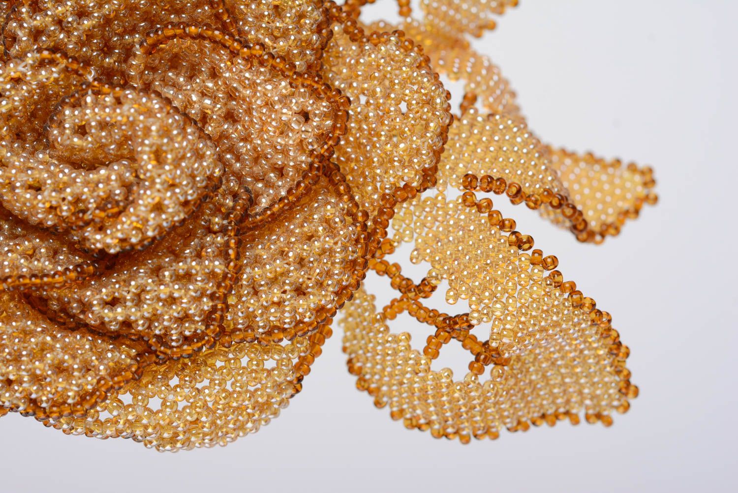 Ожерелье из бисера стильное необычное бежевое с цветком и бусинами ручная работа фото 4