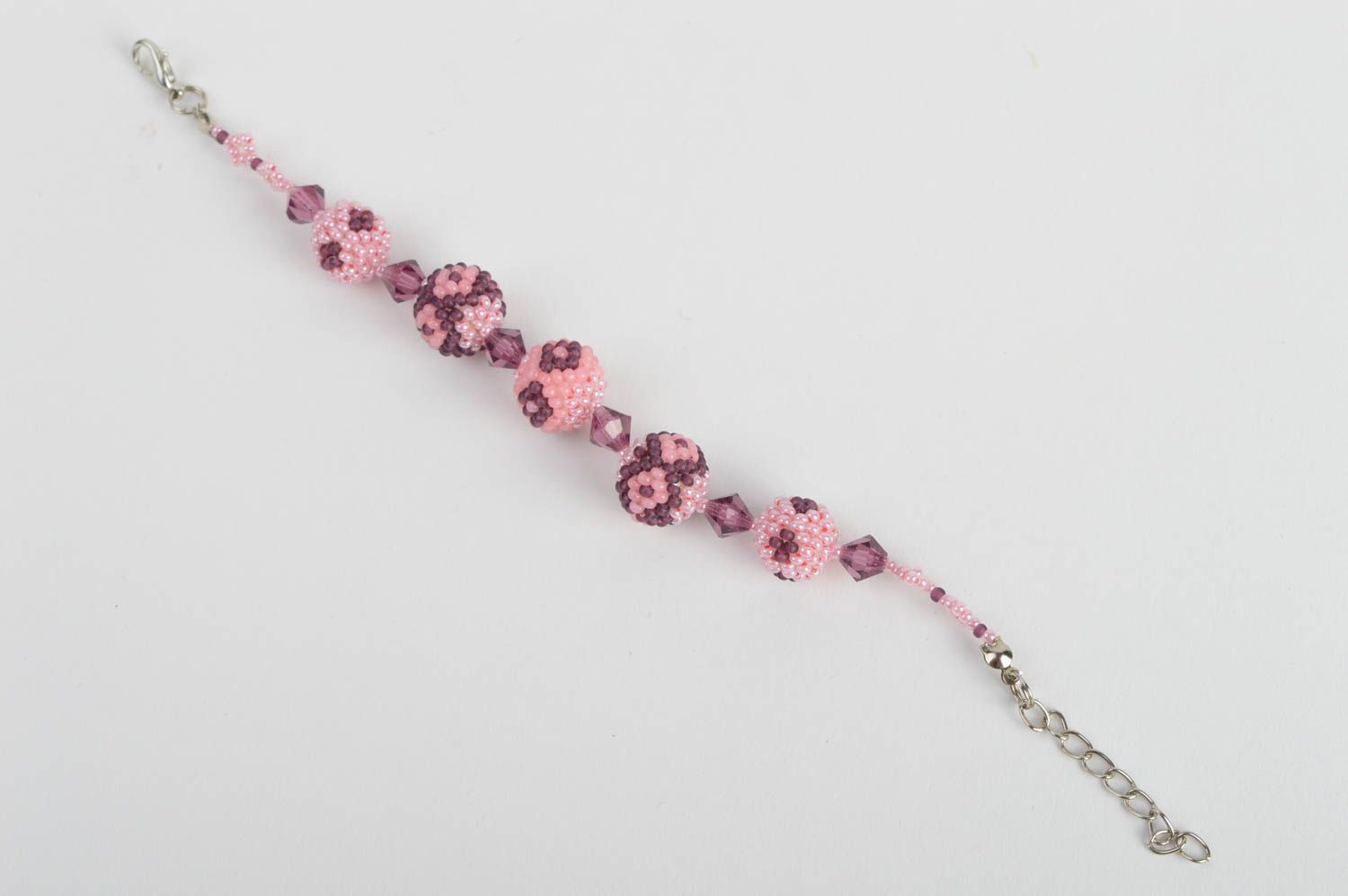 Красивый браслет из бисера авторский плетеный розовый с бусинами ручной работы фото 2