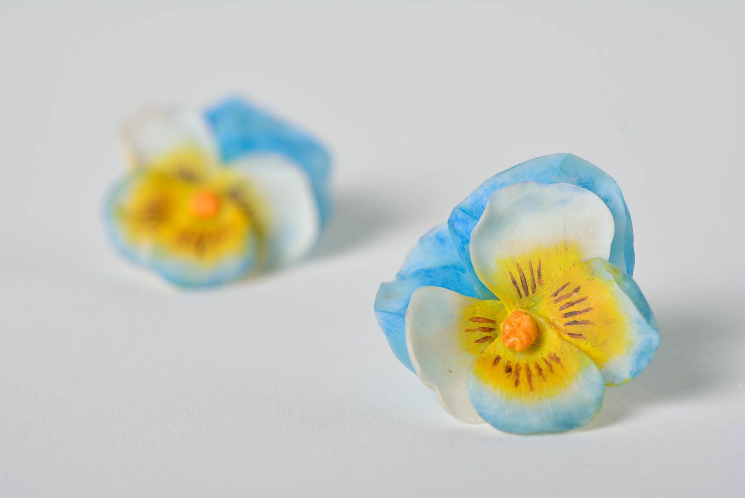 Boucles d'oreilles en pâte polymère faites main originales en forme de fleurs photo 3