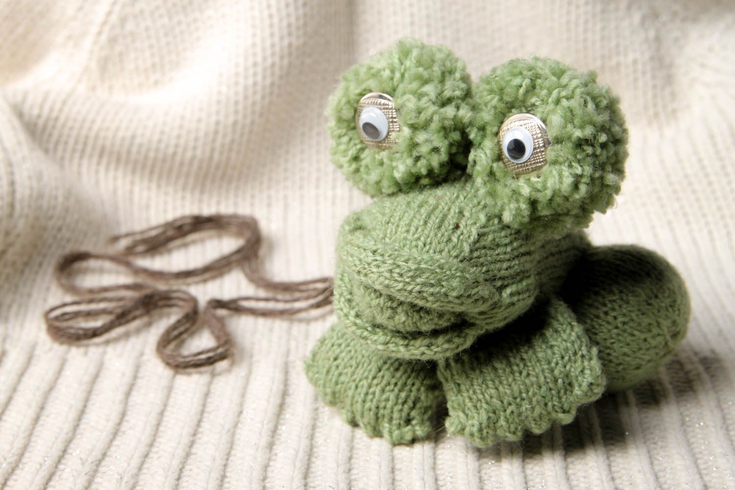 Grenouille tricotée Jouet enfant fait main Idée cadeau enfant original unique  photo 1