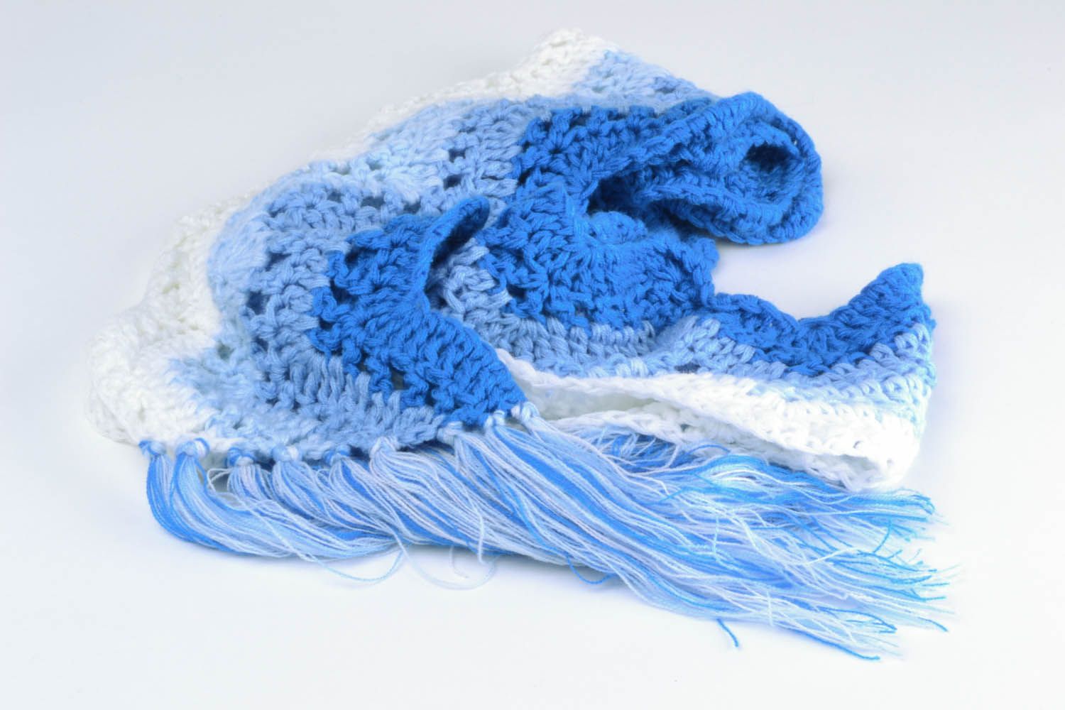 Écharpe bleue et blanche en fils acryliques photo 4