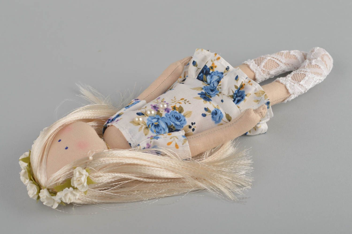 Handmade Designer Puppe im blumigen Kleid Stoff Spielzeug Deko Puppe mit Kranz foto 3
