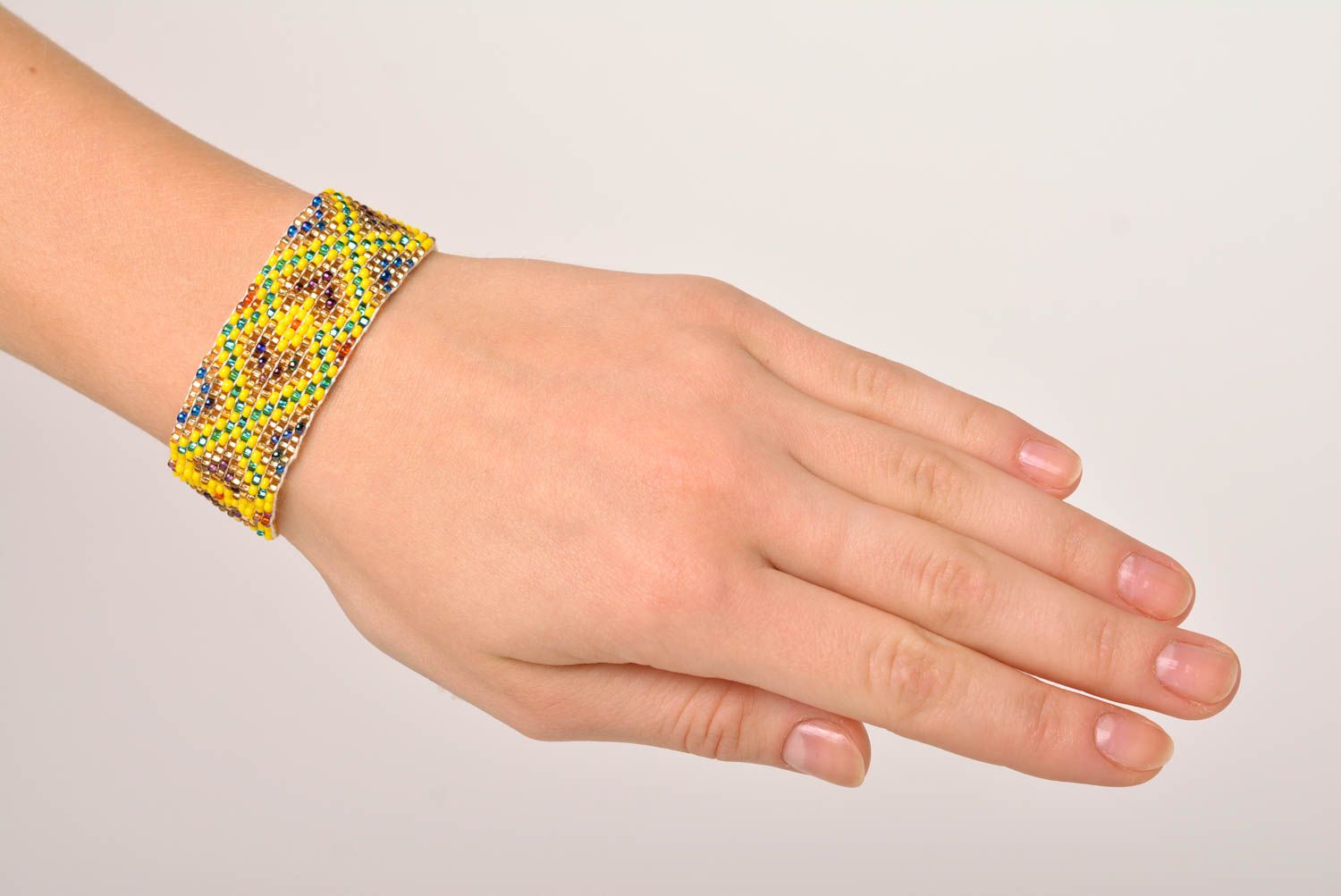 Bracelet perles rocaille Bijou fait main large jaune Accessoire pour femme photo 2