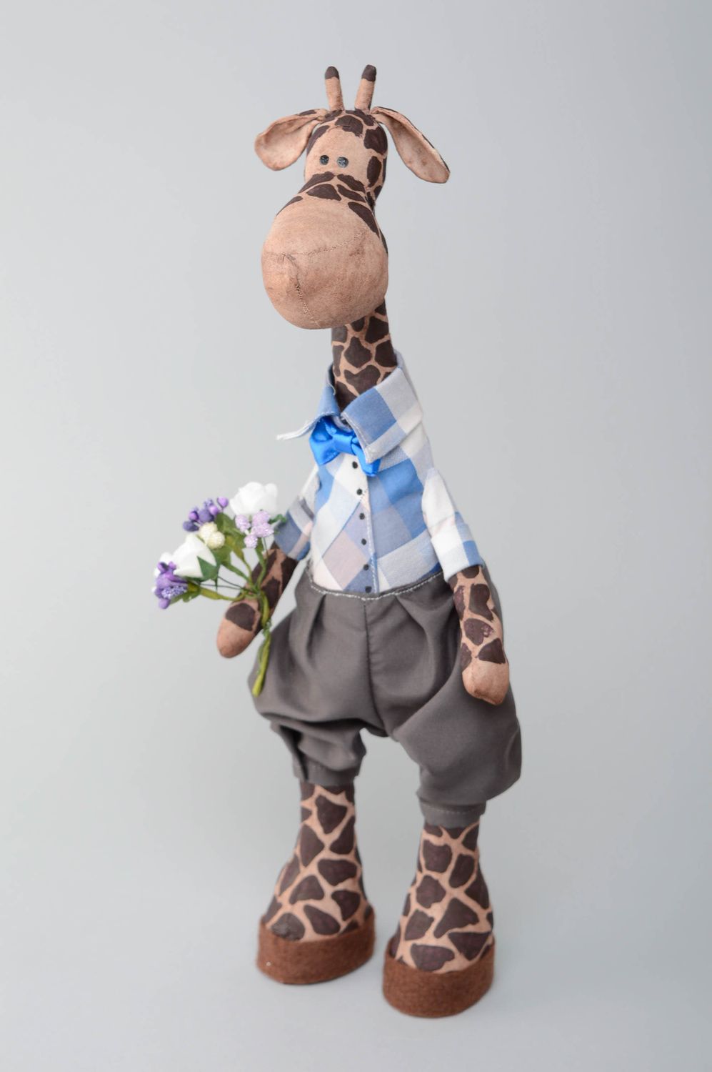 Handgemachtes Kuscheltier Giraffe aus Baumwollstoff mit Blumenstrauß foto 1