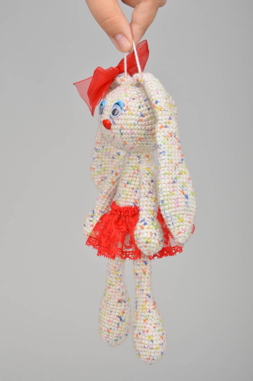 Peluche lapine avec noeud tricotée en fils acryliques au crochet faite main photo 3
