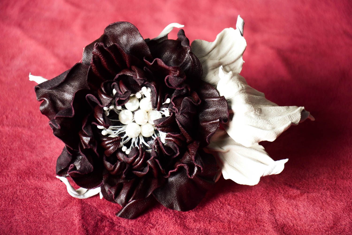 Handmade Accessoire für Frauen dunkle Blume Leder Schmuck Blume Brosche  foto 1