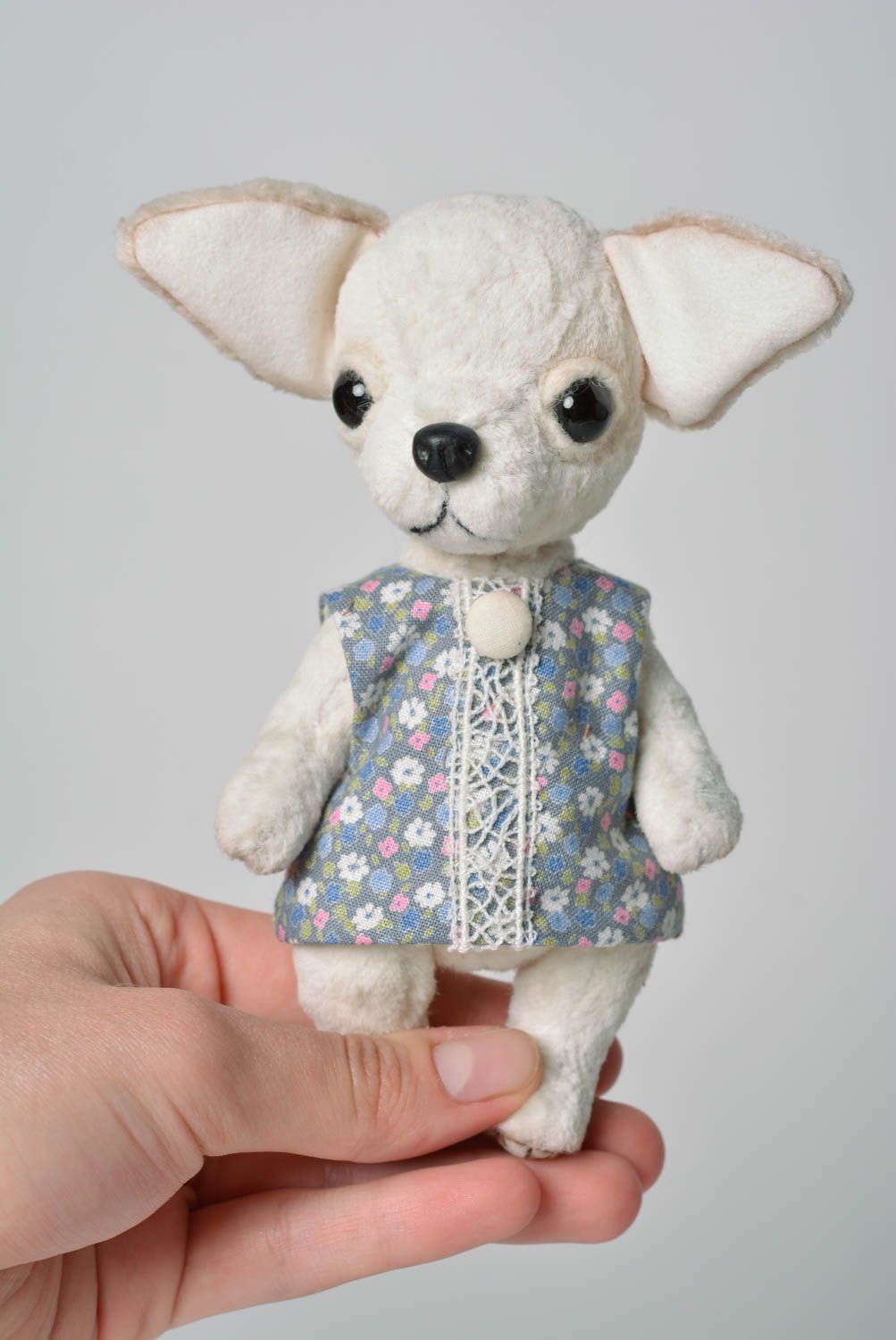 Интересный подарок игрушка ручной работы плюшевая собачка белая маленькая фото 1