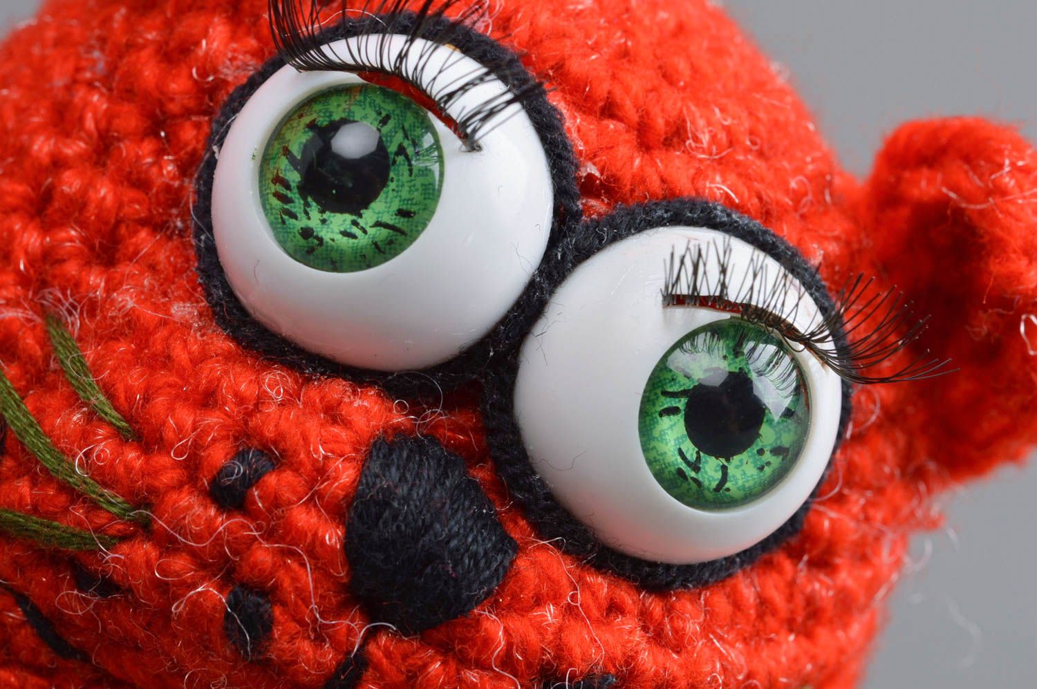 Jouet décoratif tricoté au crochet fait main Chat rouge en forme de coeur photo 3