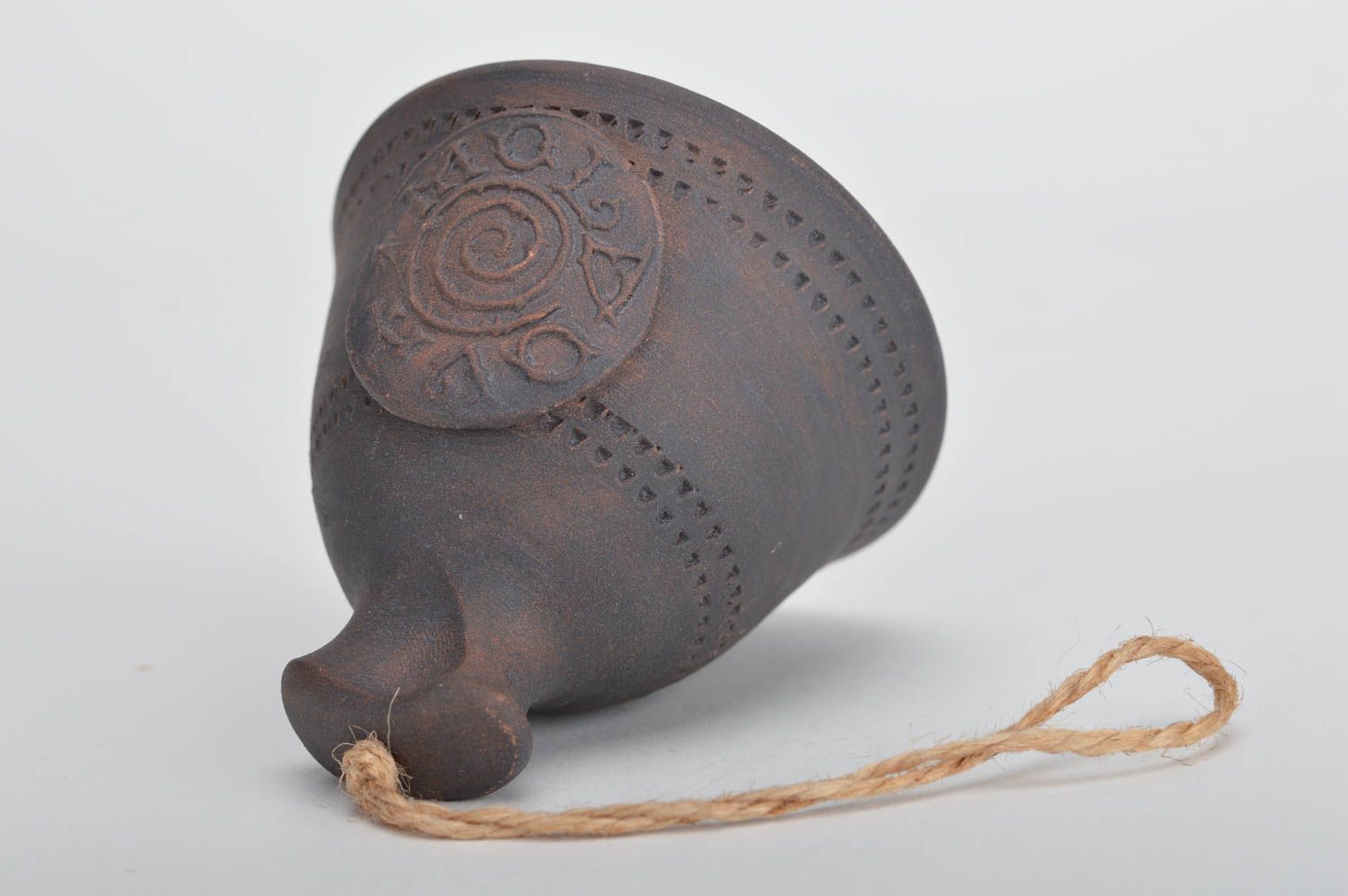 Колокольчик из глины с петелькой коричневый темный эко-декор ручной работы фото 5