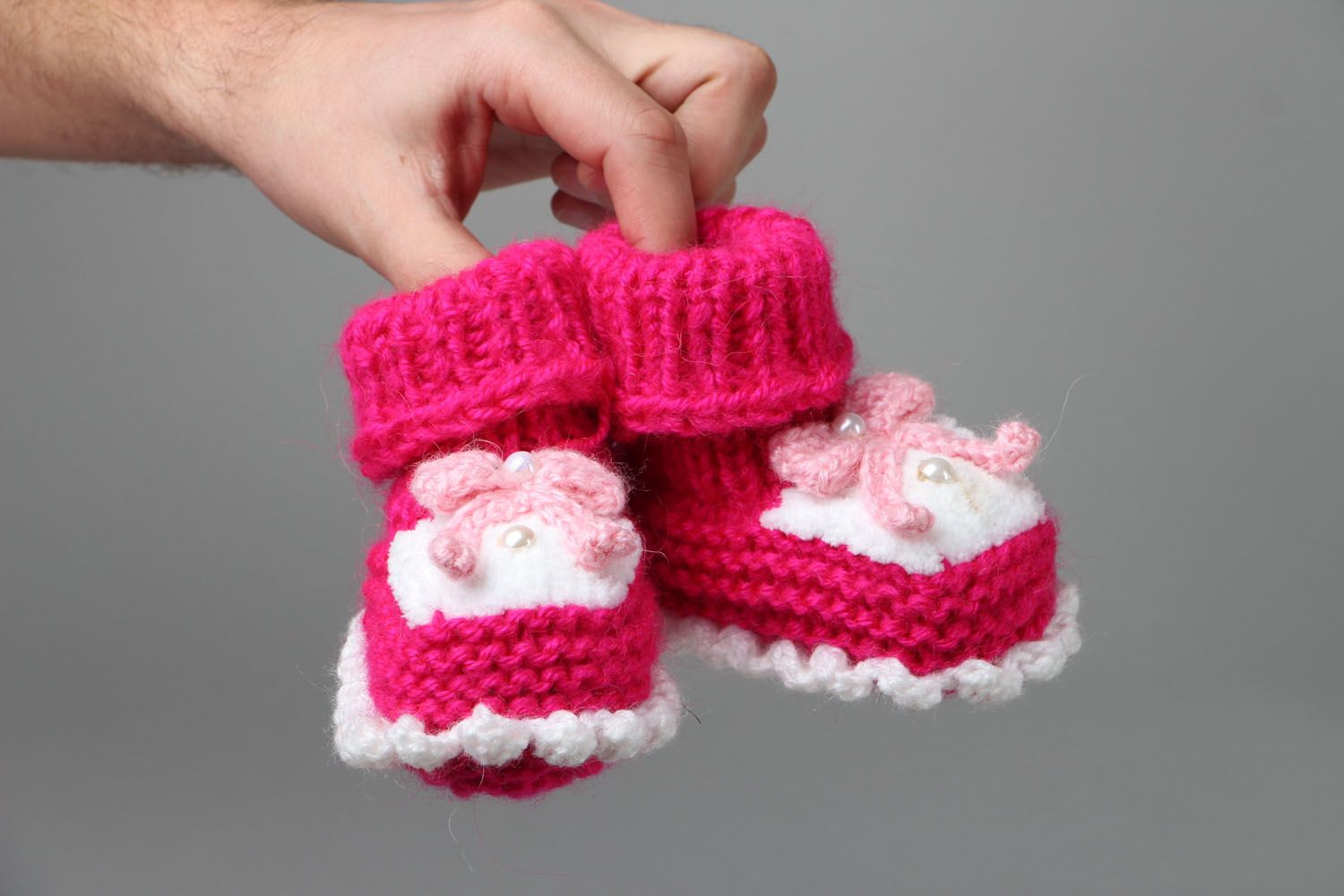 Knitted baby booties with bows photo 4