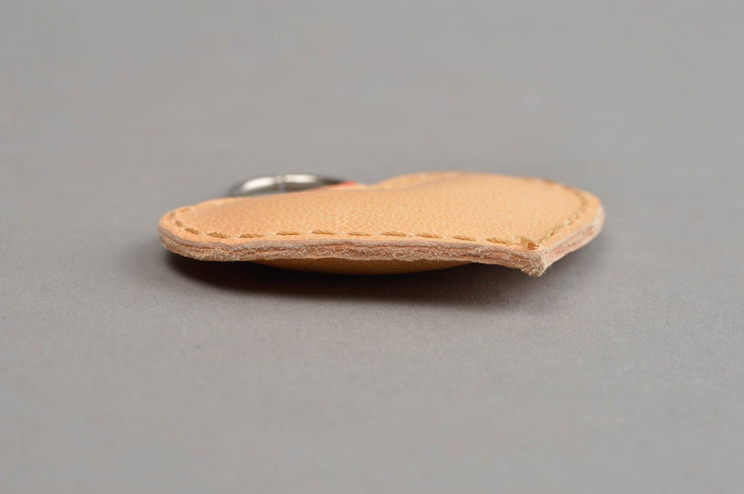 Porte-clés en vrai cuir fait main coeur beige original accessoire élégant photo 5