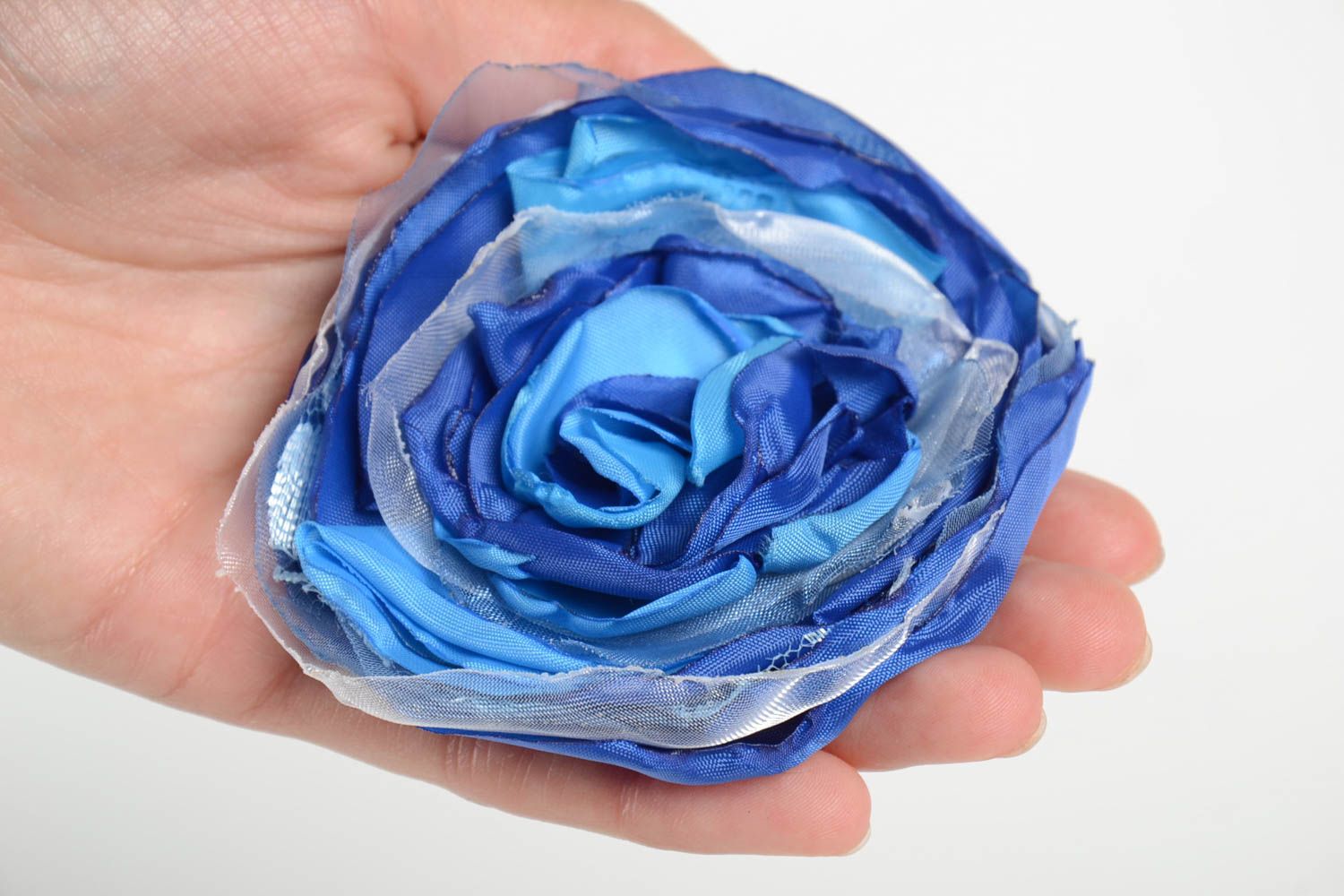 Синяя цветочная брошь из лент ручной работы объемная красивая для девушки фото 5