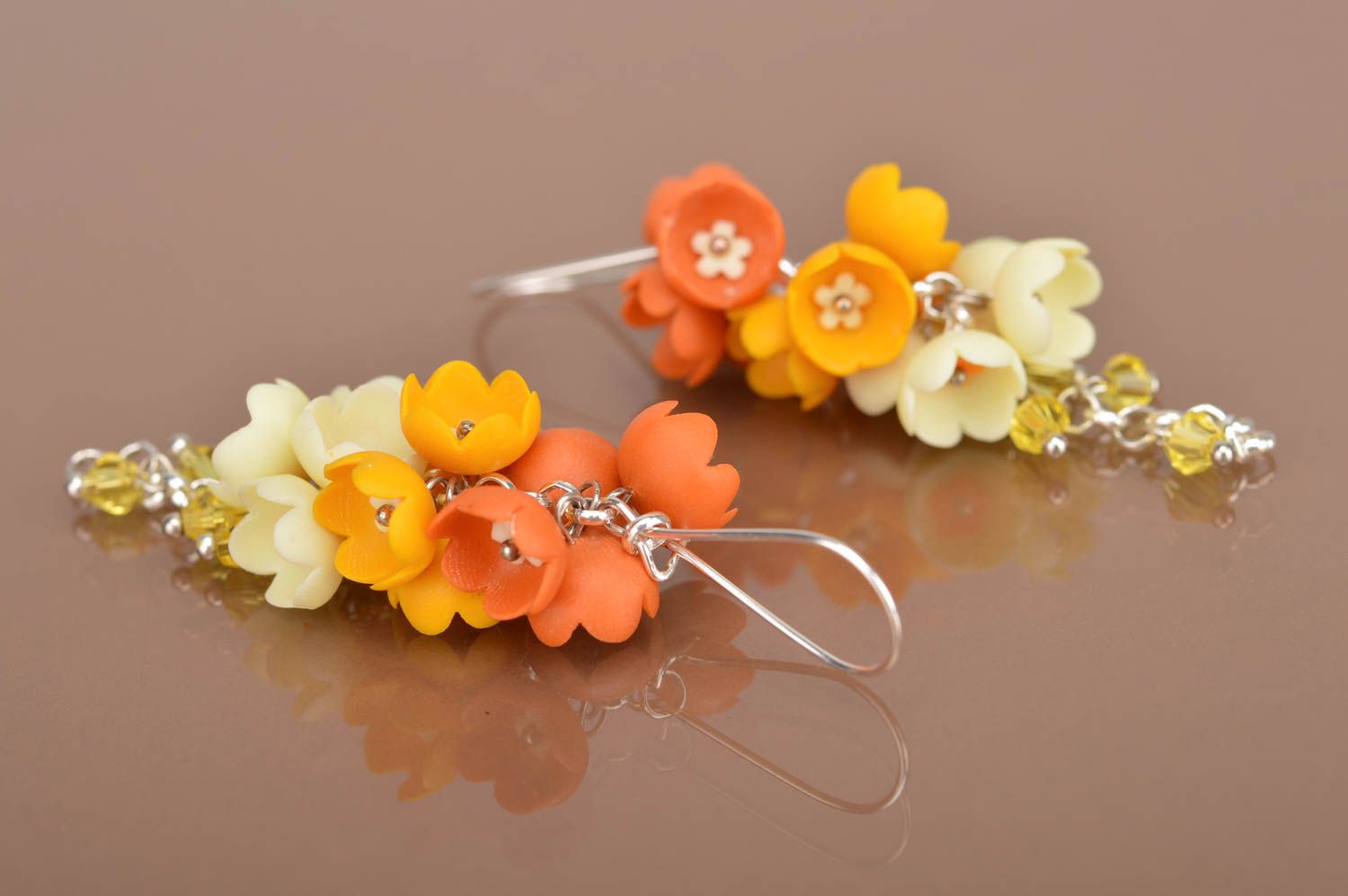 Schöne stilvolle lange Ohrringe aus Polymerton mit Blumen für Damen handmade foto 2