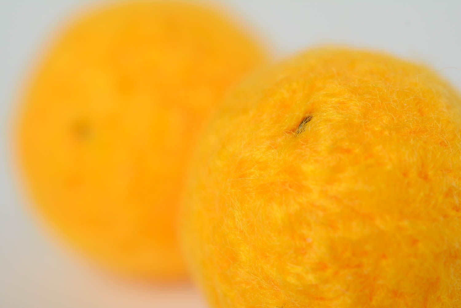 Желтые серьги в технике валяния из шерсти ручной работы в форме шариков фото 3