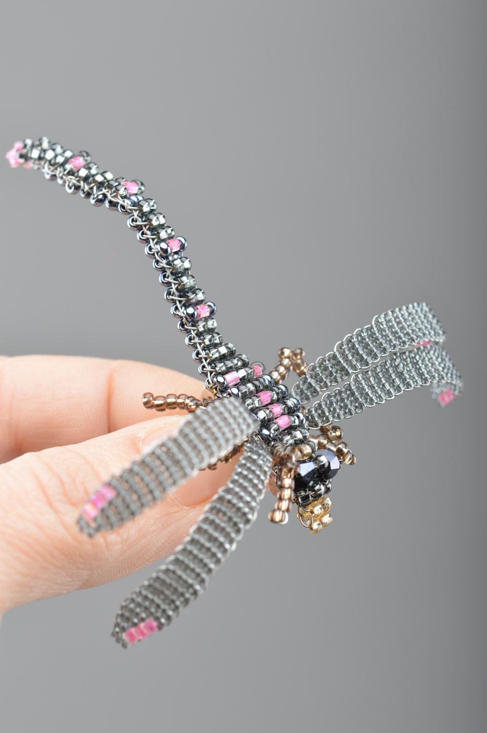 Lustige graue handgemachte Brosche aus Glasperlen Libelle Schmuck für Frauen foto 2