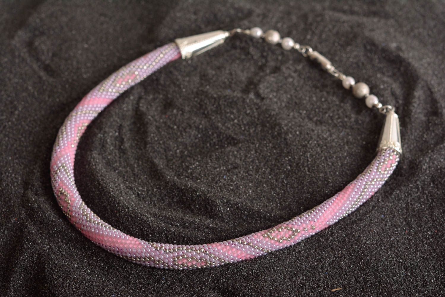 Collier spirale rose tendre Bijou fait main en perles de rocaille Cadeau femme photo 1