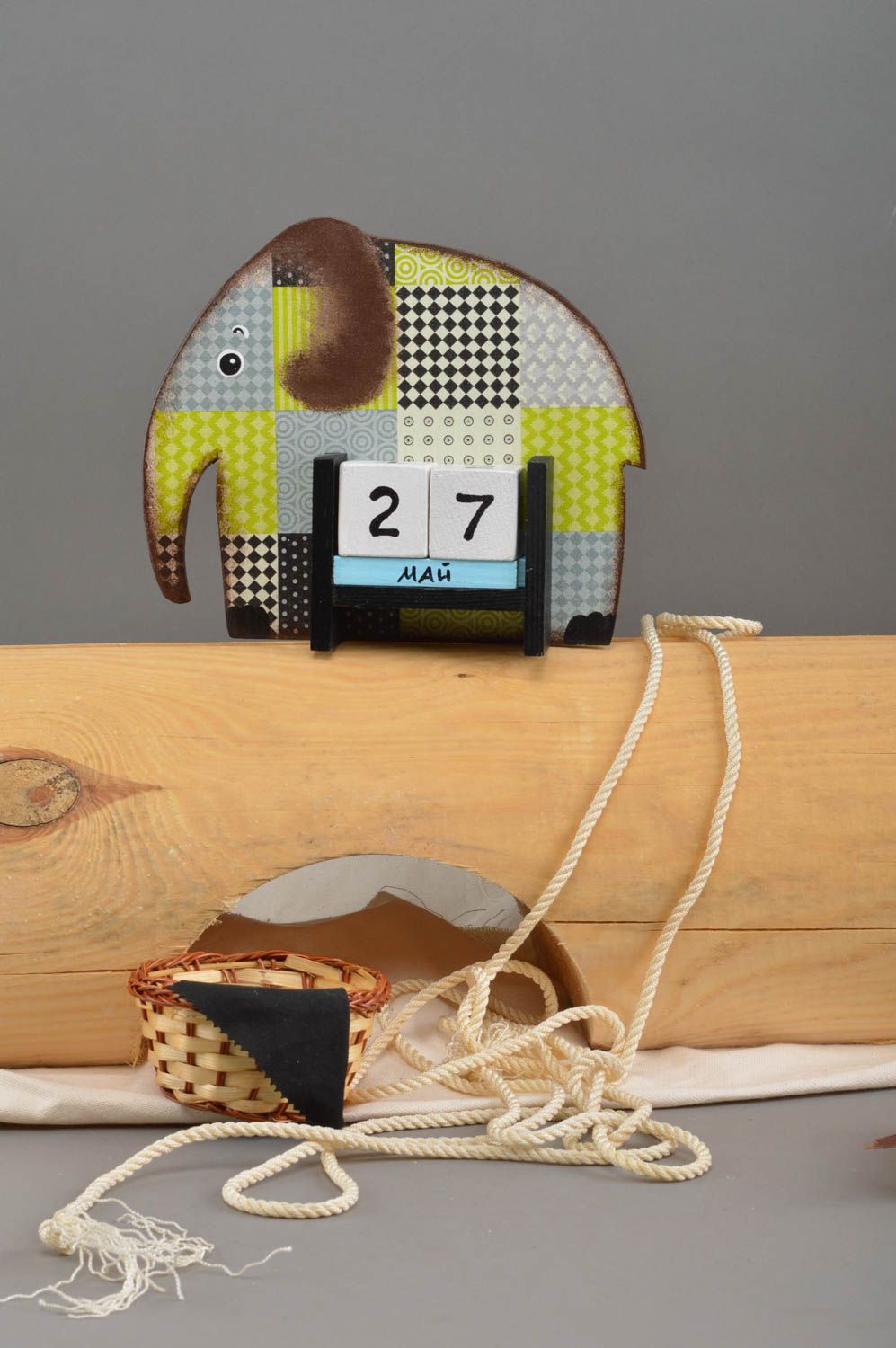 Calendrier perpétuel avec cubes en bois fait main enfant Éléphant à carreaux photo 1