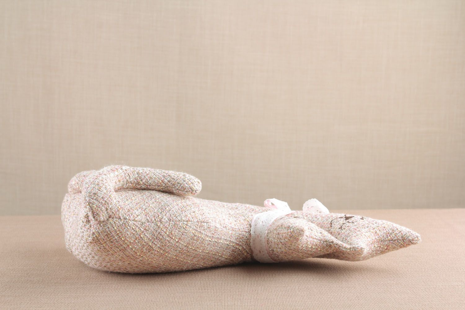 Brinquedo macio têxtil feito à mão de lã para decoração Casal de gatos foto 4