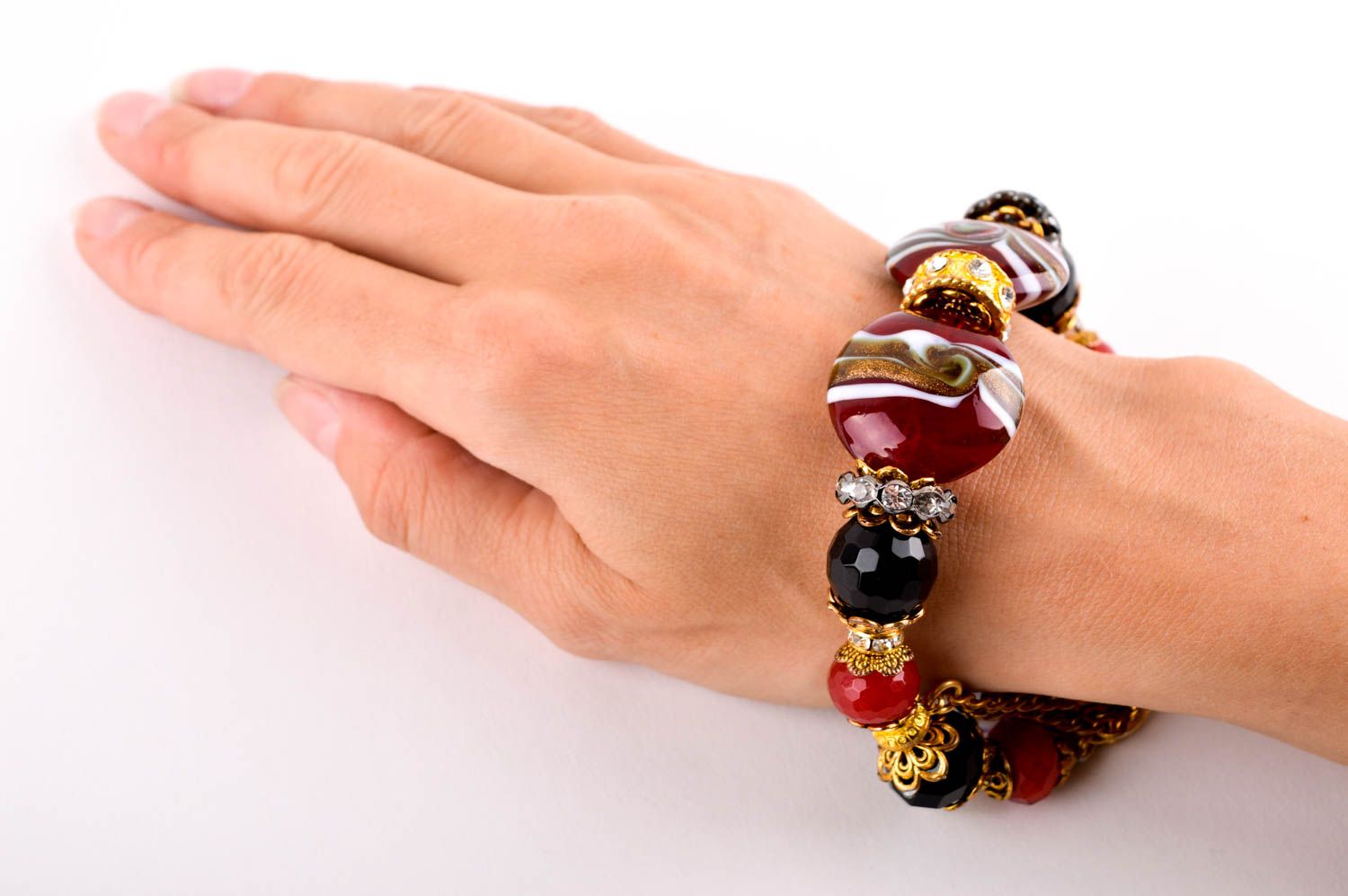 Bracelet à breloques Bijou fait main en laiton rouge noir Accessoire femme photo 4