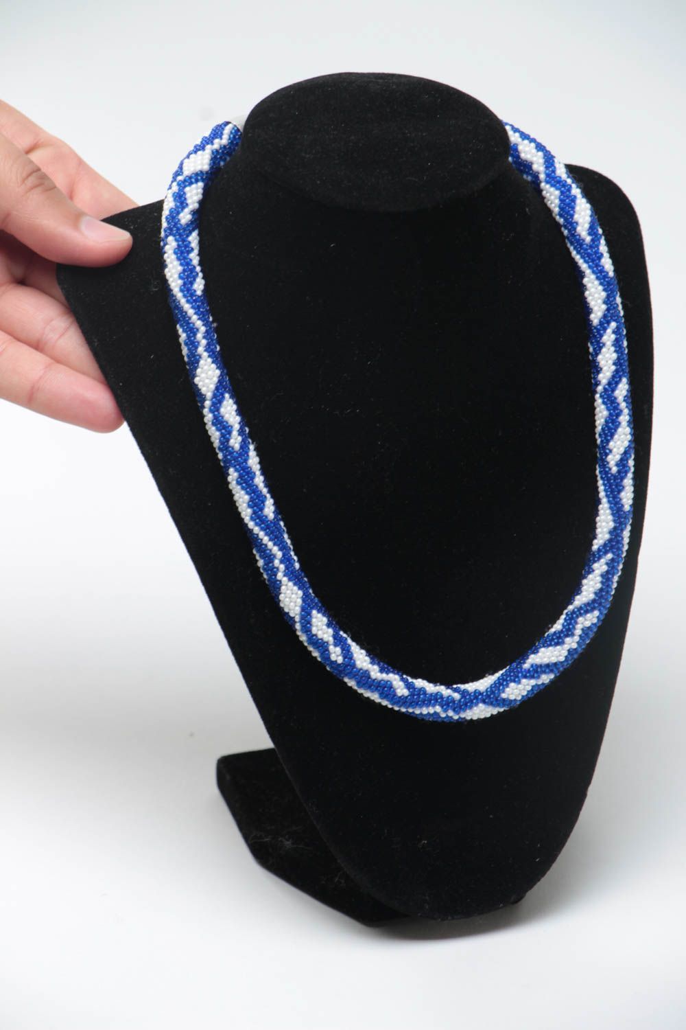 Бисерный жгут ручной работы с синими узором на белом фоне украшение на шею фото 5