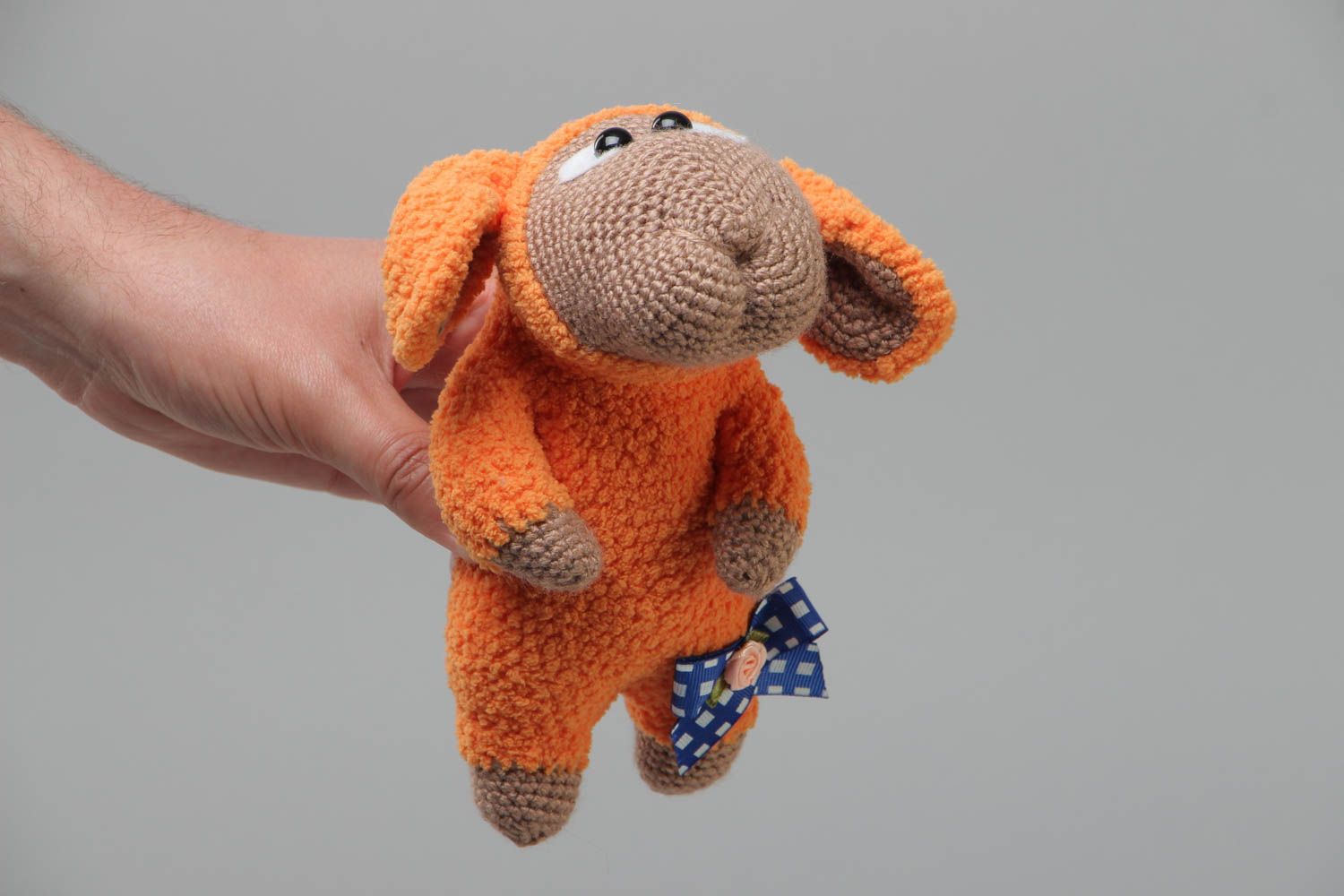 Мягкая игрушка ручной работы овечка крючком из акрила ручной работы оранжевая фото 5