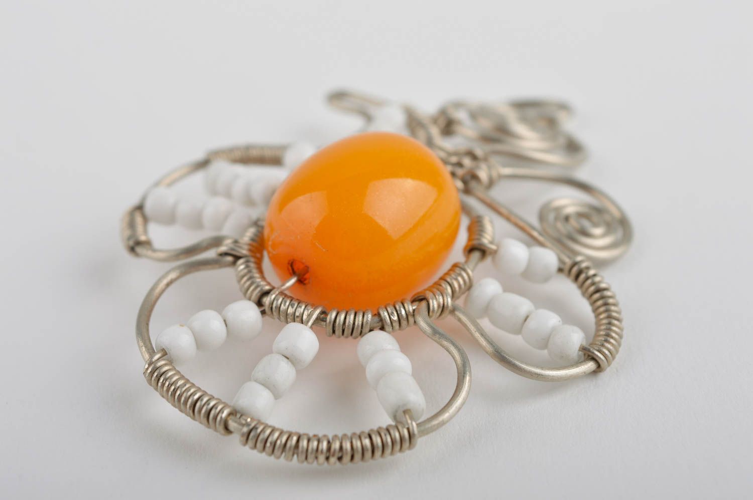 Pendentif ambre Bijou fait main de métal et perles de rocaille Accessoire femme photo 4