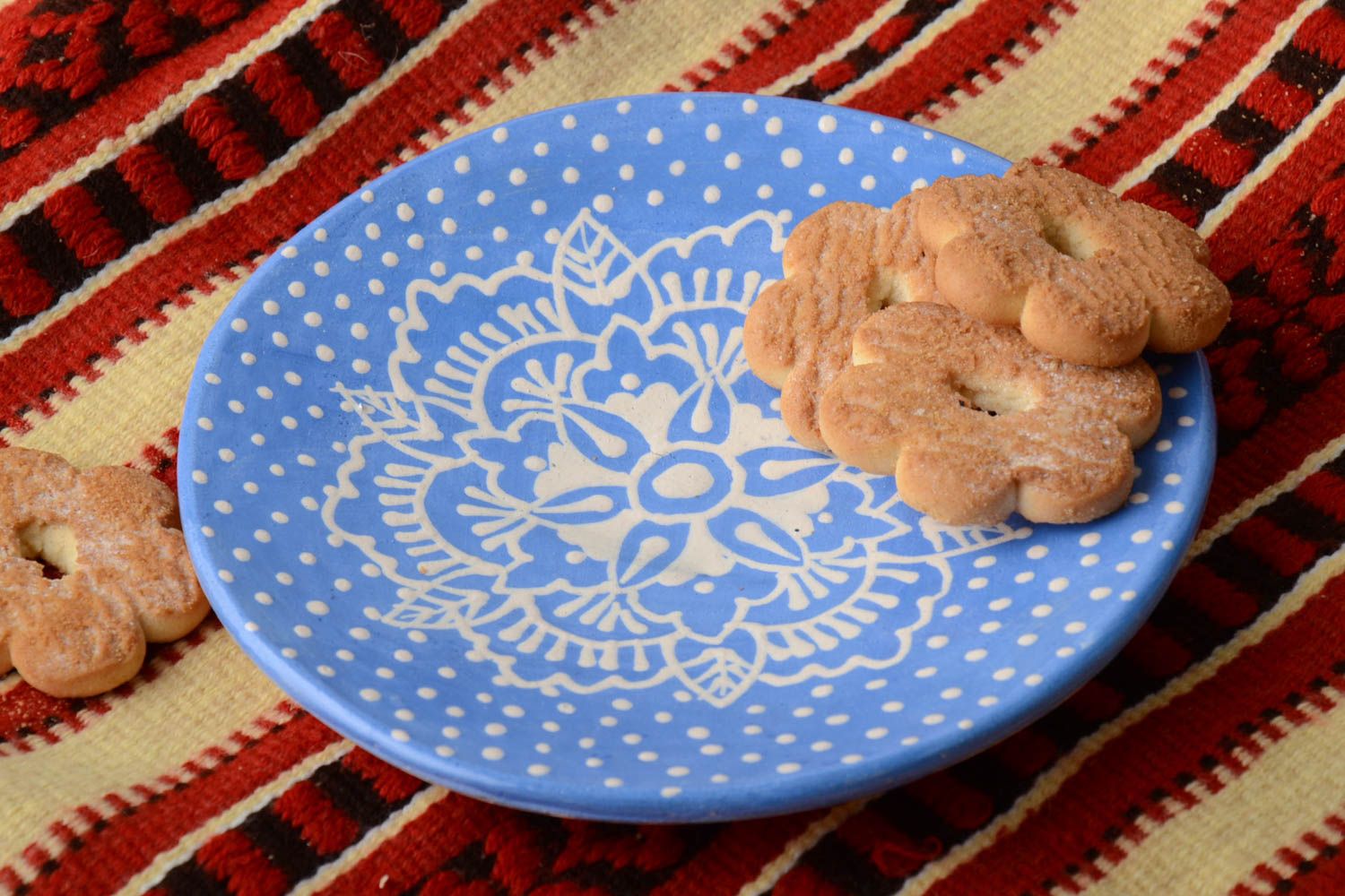 Керамическое блюдце голубое с узорами белого цвета красивое для дома хэнд мейд. фото 1