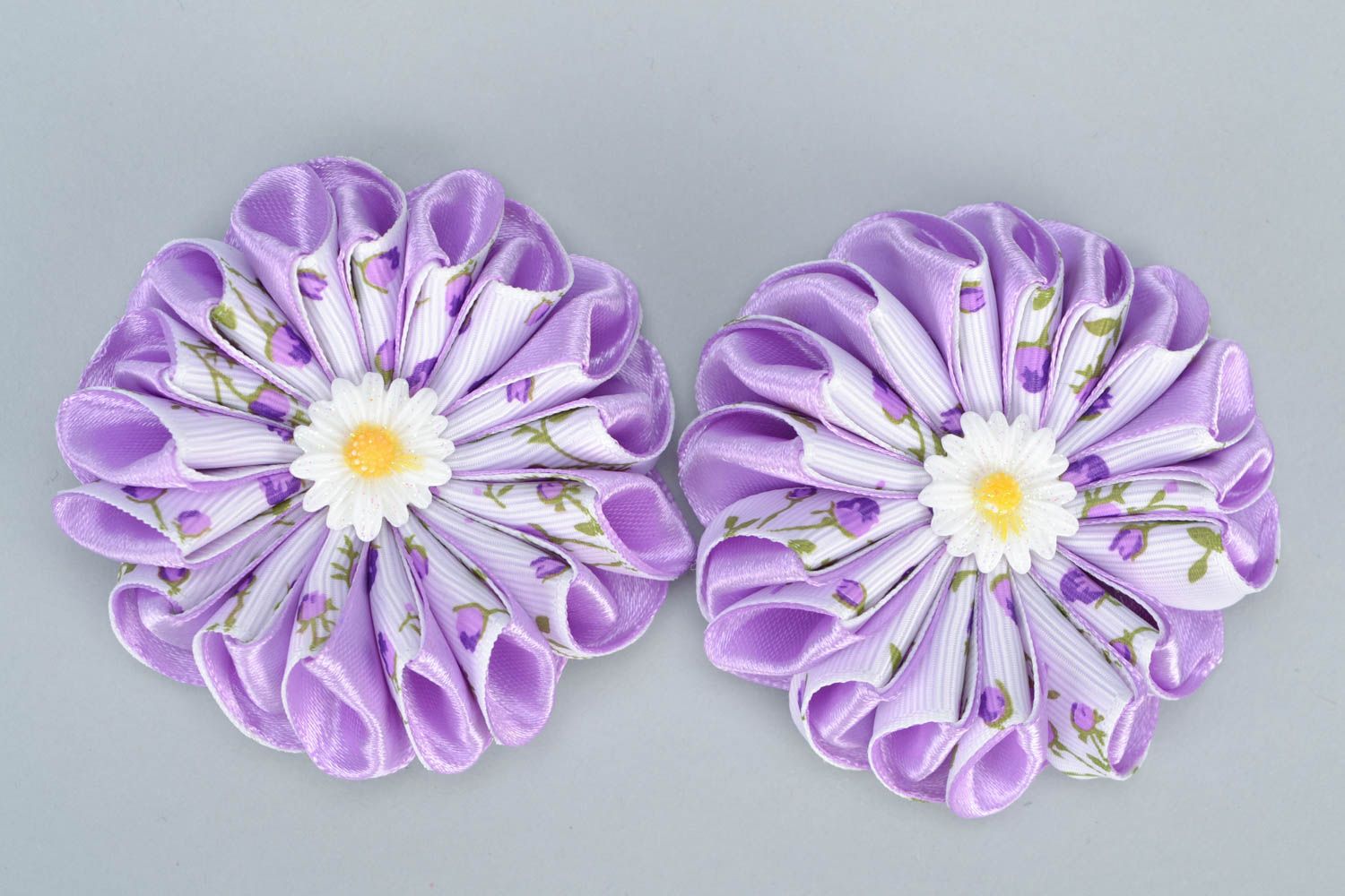 Élastiques à cheveux faits main fleurs kanzashi en satin mauve set de 2 pièces photo 3