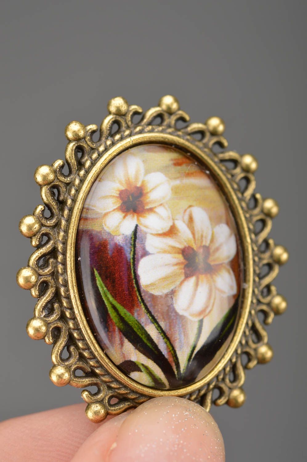 Broche artesanal original ovalado metálica con cabujón y estampado floral foto 2