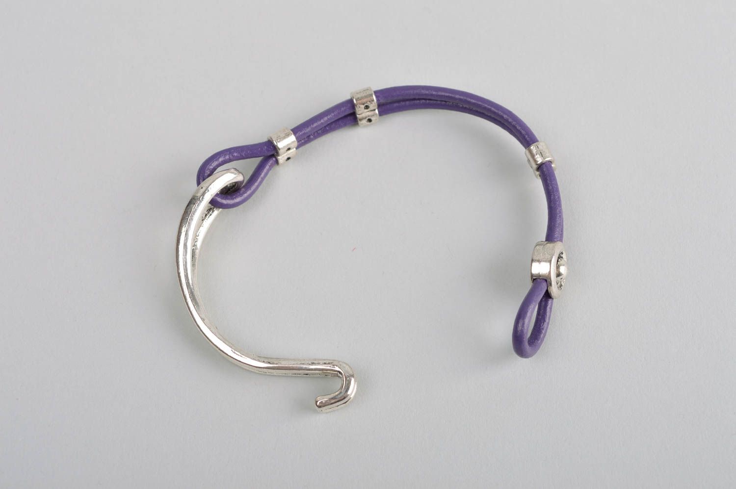 Bracelet en cuir Bijou fait main design violet Accessoire femme original photo 5
