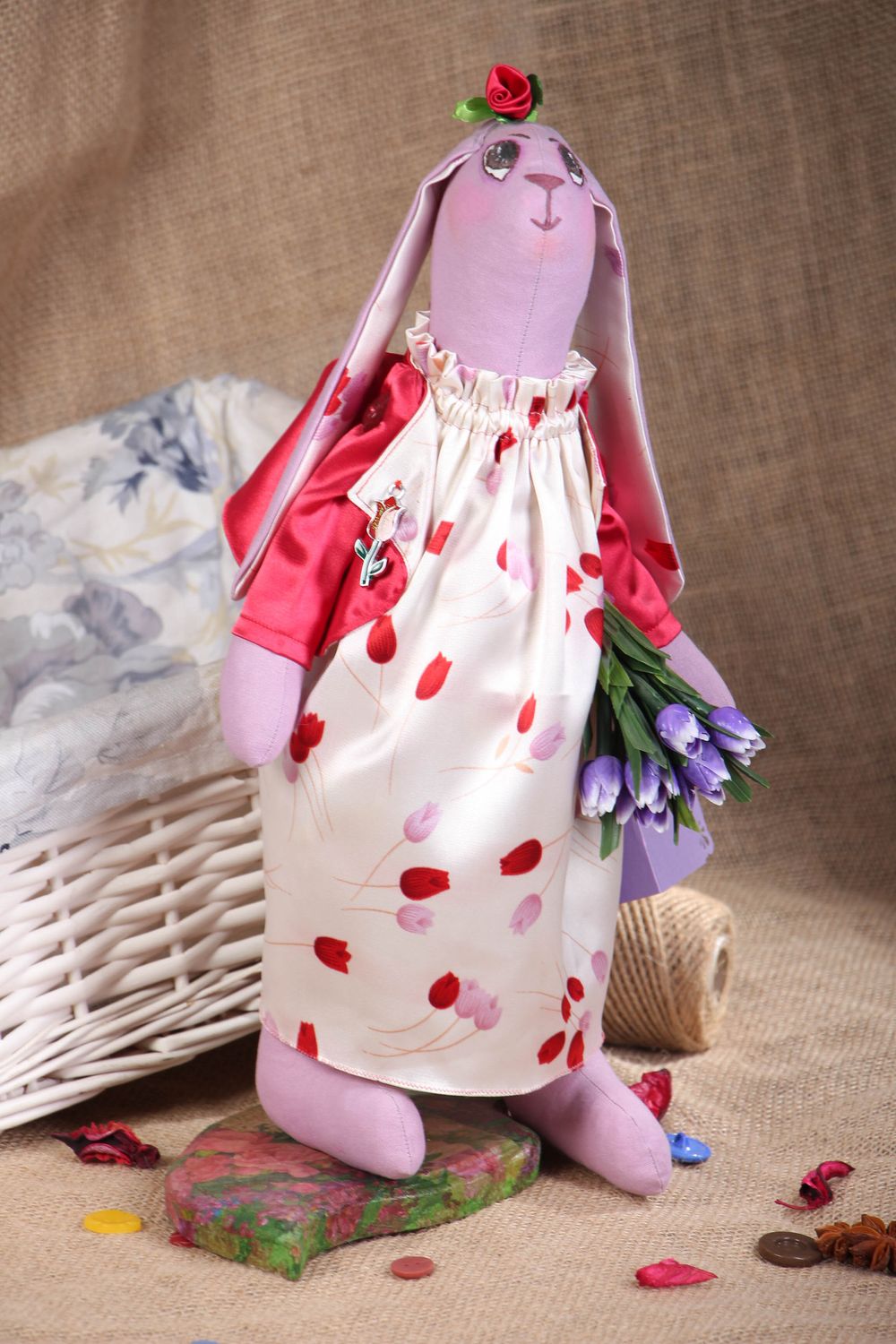 Jouet décoratif en tissu fait main Lapin avec bouquet photo 5