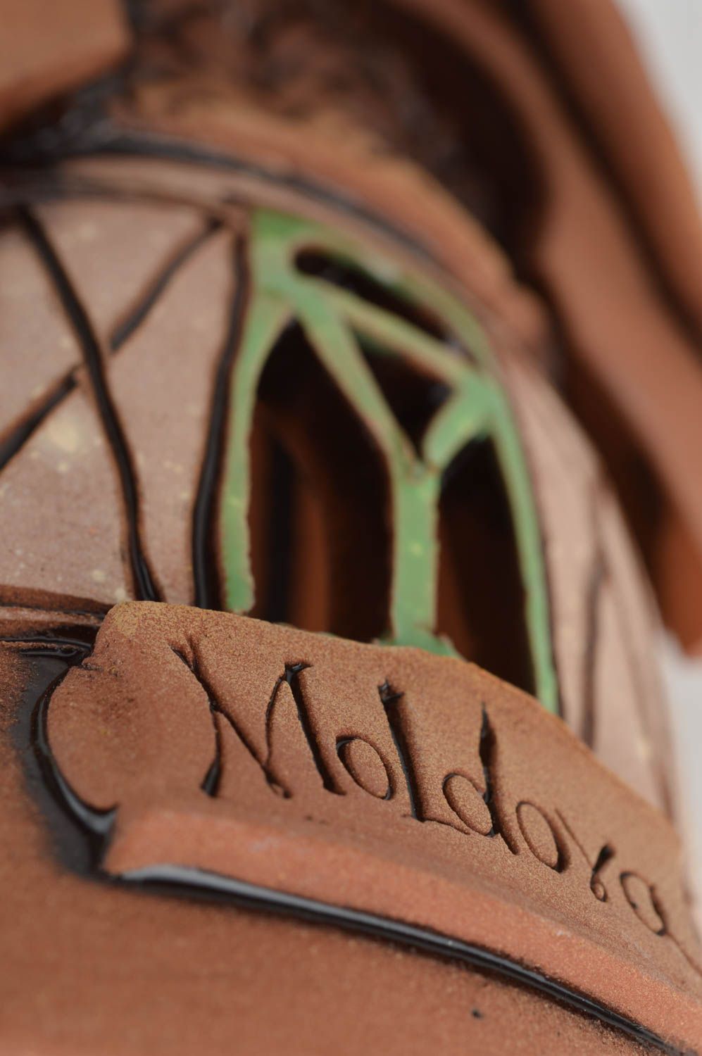 Cloche décorative à suspendre en argile faite main peinte en forme de maison photo 4