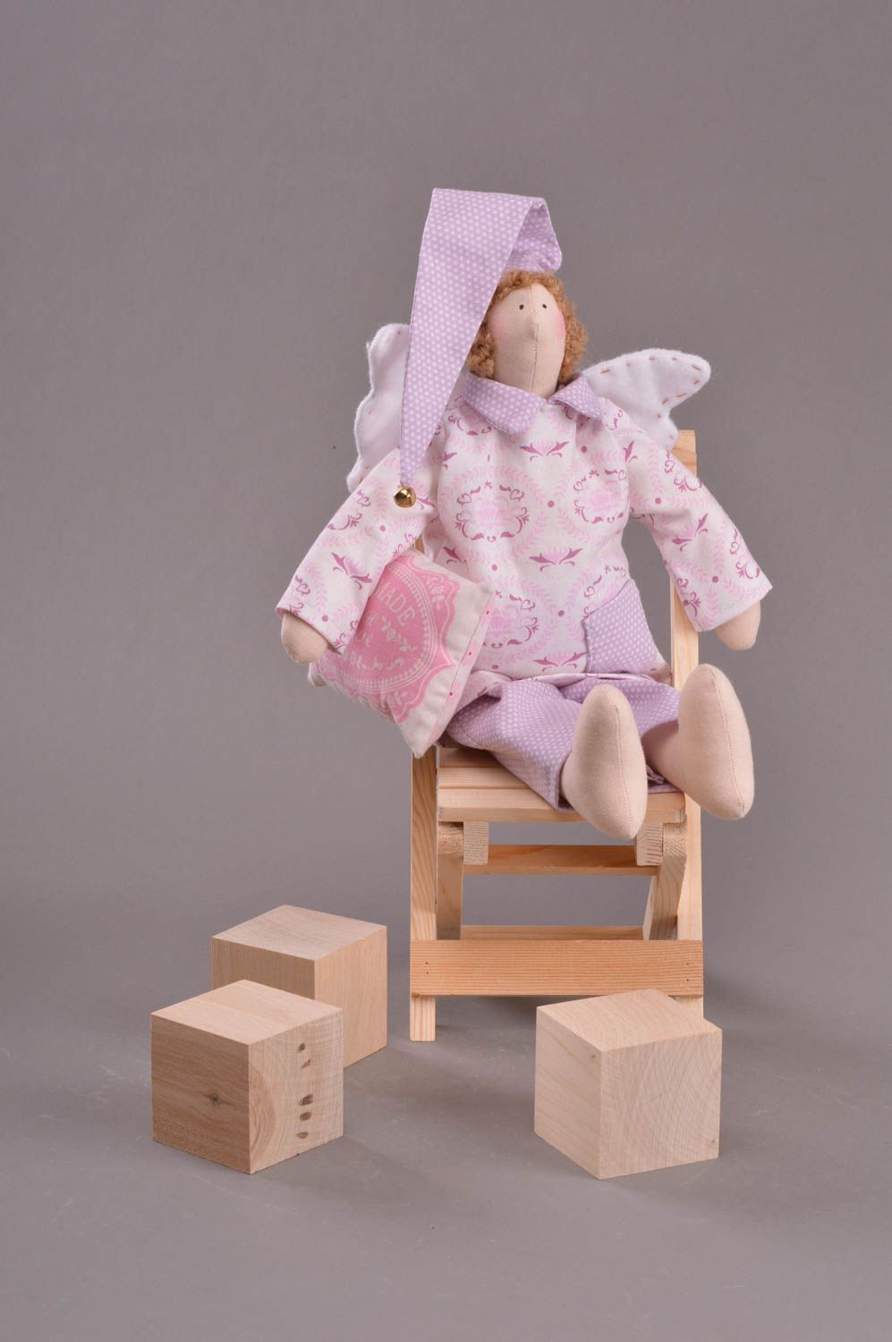 Petite poupée ange faite main en coton et feutre originale en pyjama lilas photo 1