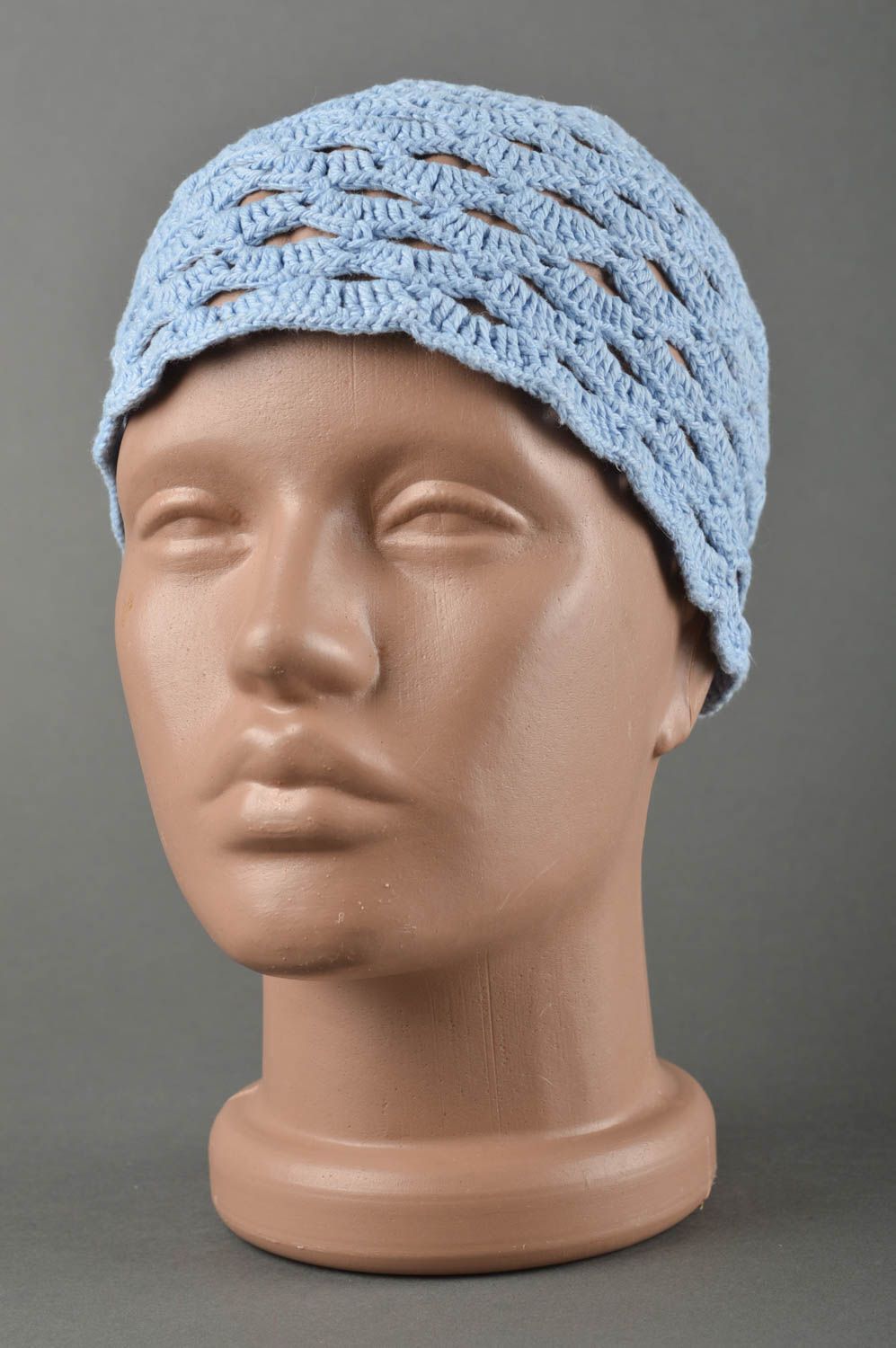 Blaue gehäkelte Kindermütze stilvolle handgemachte Mütze modisches Accessoire foto 1