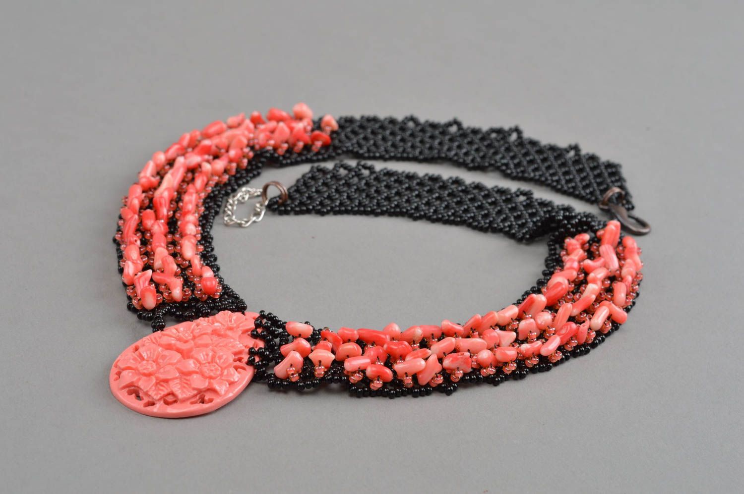 Handgemachtes Glasperlen Collier mit Korallen in Schwarz und Rot Designer Kette foto 4